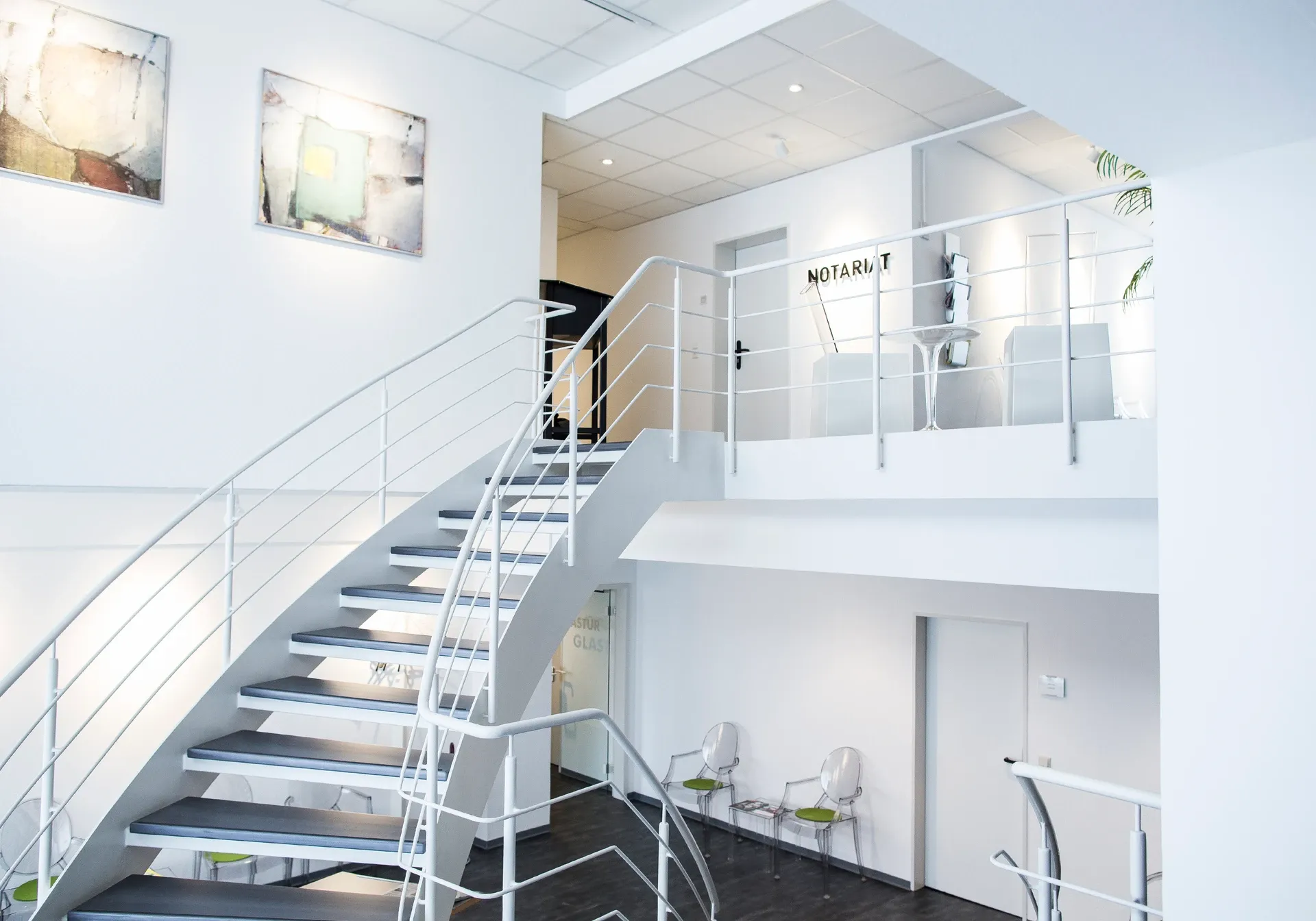 Geschwungene Treppe im Treppenaufgang zum Notariat